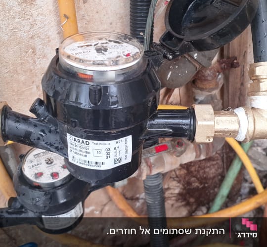 מד מים עם צינורות וחיבורים